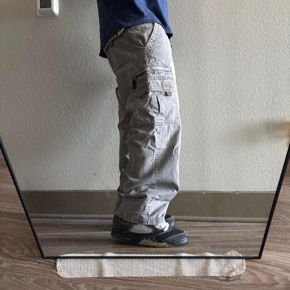 Vintage Y2K/2000s Grey Skater Cargo Pants! 31x27 Measures 31 x 27 - Picture 2 of 7